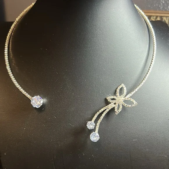 Elegant Silver Necklace with Crystal Accents - Picture 6 of 8